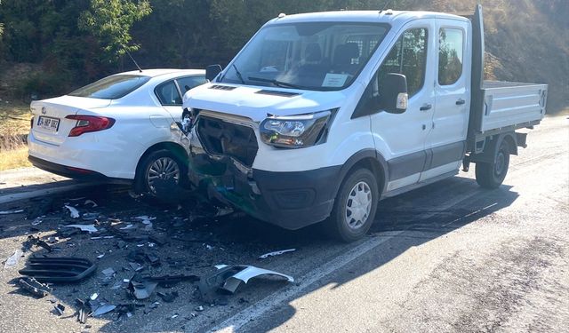 Ödemiş’te kamyonet ile otomobil çarpıştı: 6 yaralı