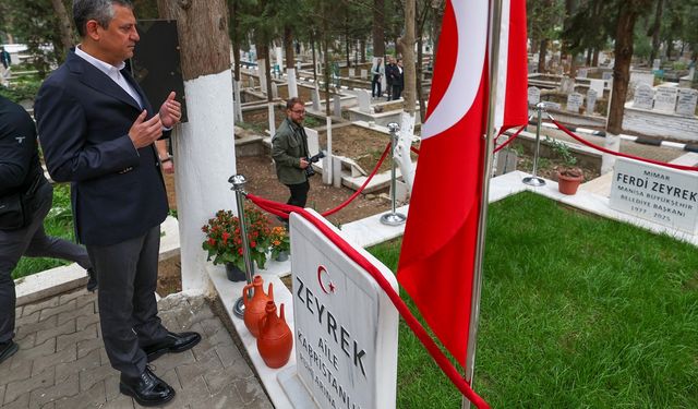 CHP Genel Başkanı Özel’den Ferdi Zeyrek’in kabrine ziyaret
