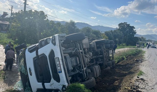 Kiraz’da kamyon devrildi: Sürücü hastaneye kaldırıldı