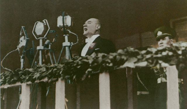 Bakanlıktan 10’uncu Yıl Nutku görüntüleriyle anlamlı Cumhuriyet kutlaması