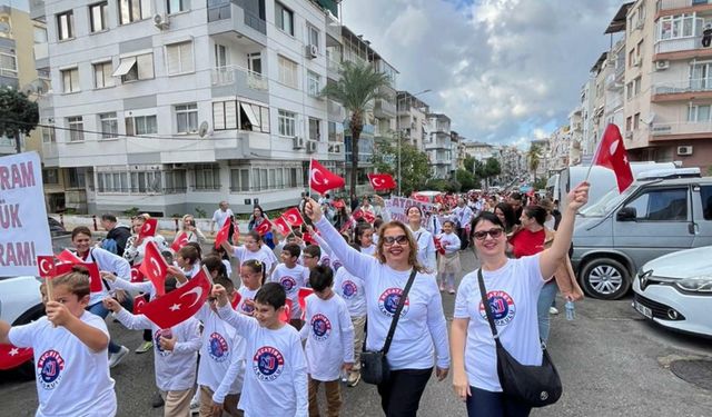 İzmir’de öğrencilerden 102’nci yıl yürüyüşü