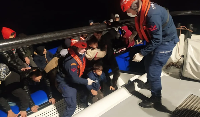 İzmir açıklarında 148 düzensiz göçmen yakalandı
