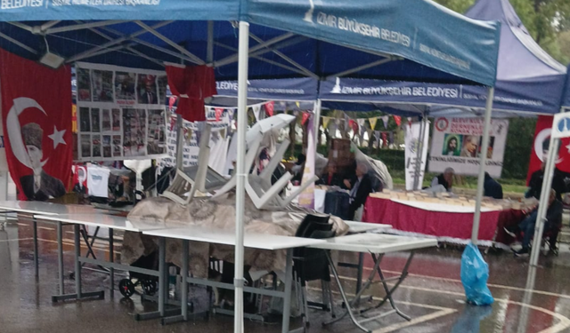 İzmir Kitap Fuarı’nda yazarlar yağmura teslim oldu