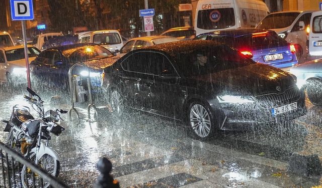 Sındırgı’da deprem sonrası sağanak hayatı olumsuz etkiledi