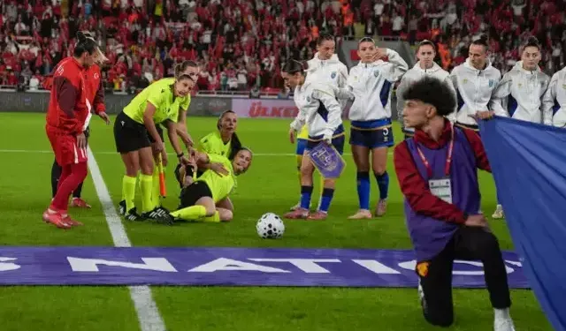 İzmir'deki Milli maçta korku dolu anlar!