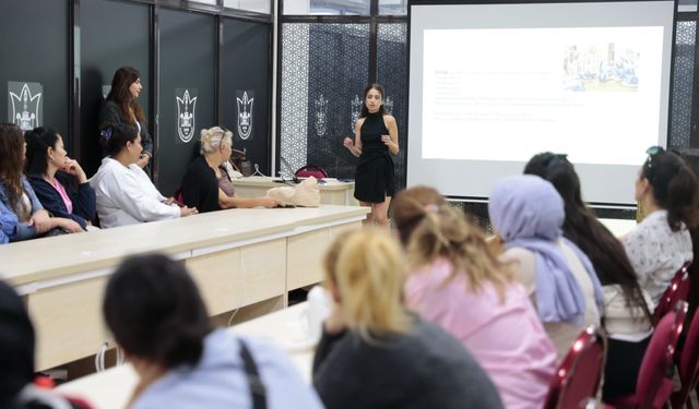 Konak'ta mutlu çocuklar için bilinçli anneler buluştu