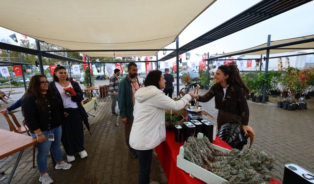 Efes Tarlası’nda üreticiyle tüketici el ele
