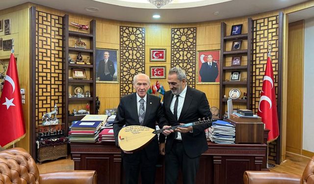Yavuz Bingöl, bağlamasını hediye etti, “Çeke Çeke” deyişini çaldı!