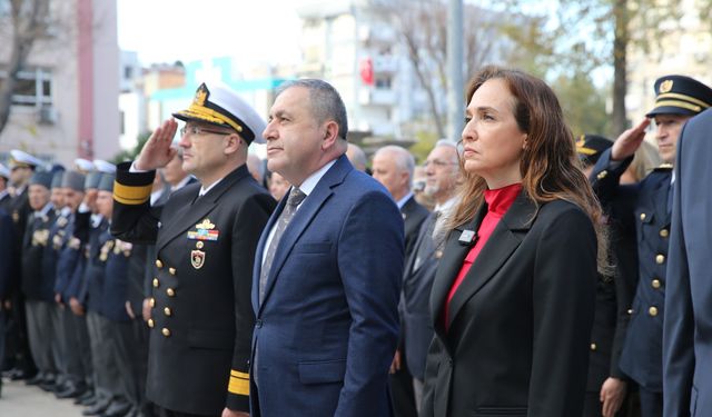 Karşıyaka tek yürek oldu, Ata’ya saygıyla durdu