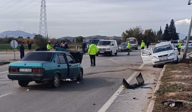İzmir’de iki otomobilin çarpıştı: 5 yaralı