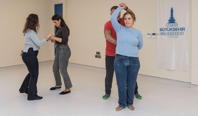 İzmir'de engelleri dansla aştılar: Görme engelliler ritmi hissederek özgürleşti