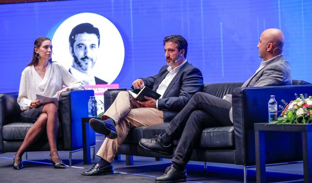 Yapay zeka devrimi İzmir'de masaya yatırıldı: "İnsanlık tarihinin en büyük eşiği aşıldı"