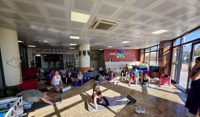 İzmirli gençler için yoga saati