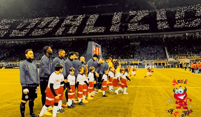 Dünya futbol tarihinde bir ilk: Telefon ışıklarıyla koreografi yaptılar