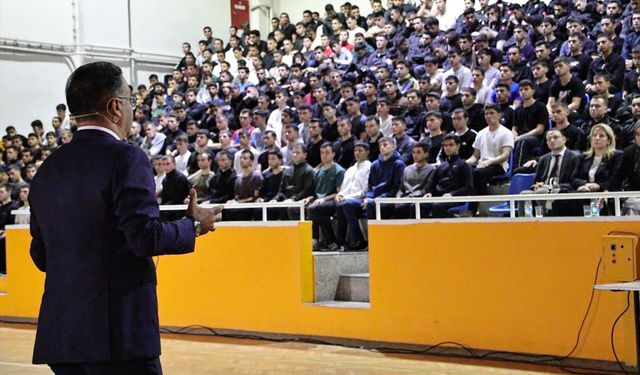 İzmir'de Yeşilay'dan polis okulunda 'bağımlılıkla mücadele' konferansı