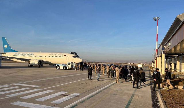 Afganistan uyruklu 300 düzensiz göçmen ülkelerine gönderildi