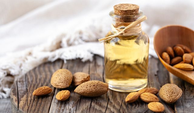 Parlak cilt, güçlü saçlar ve sağlam tırnaklar tek şişede: İşte tatlı badem yağının etkileri