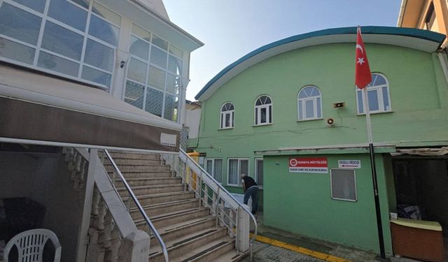 Caminin kadınlar tuvaletinde erkek cesedi bulundu