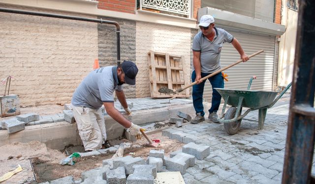 Karşıyaka’da yol bakım çalışmaları hız kesmiyor