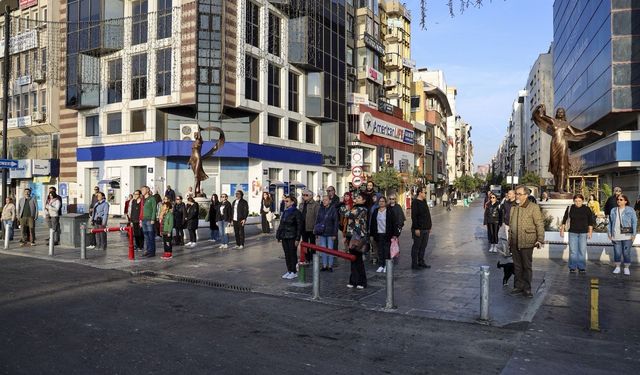 Karşıyaka'da Ata'ya saygı zinciri