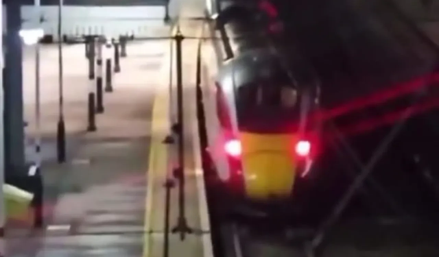 Trende bıçaklı saldırı: 10 yaralı, 2 şüpheli gözaltında