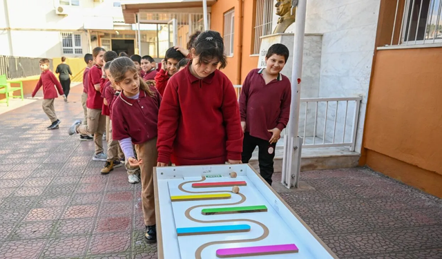 Bornova’da okullara yeni destek: Zekâ geliştirici oyuncaklar öğrencilerle buluştu