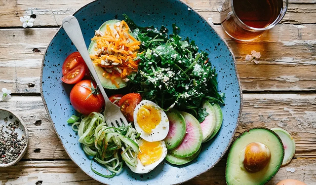 Sabahları aç karnına bir kaşık tüketmek yeterli oluyor: Yağ yakımını hızlandıran doğal besinler