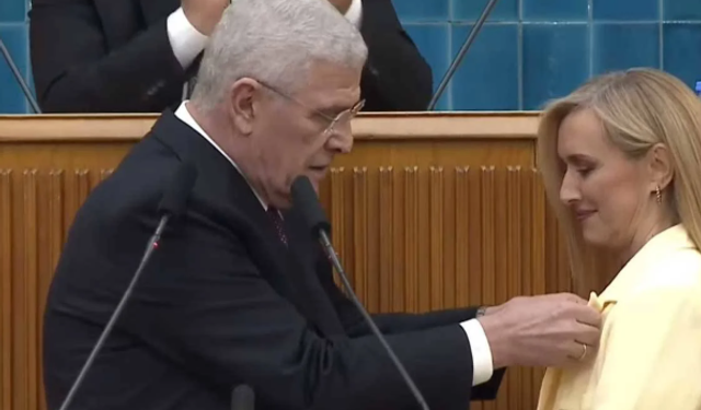 İpek Özkal İYİ Parti’ye katıldı: Rozetini Müsavat Dervişoğlu taktı