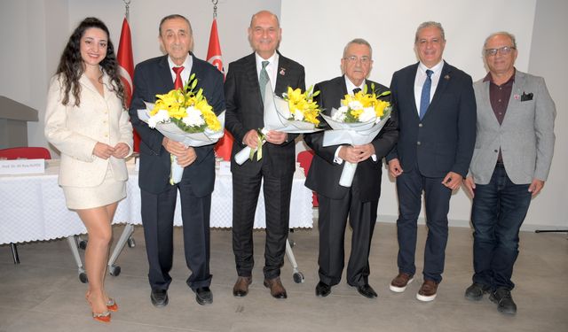 İzmirli diş hekimleri Cumhuriyet söyleşisinde buluştu