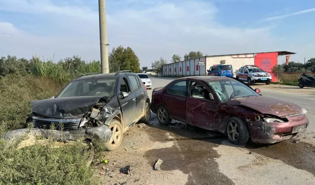 İzmir'de çarpışan 2 otomobilin sürücüleri yaralandı