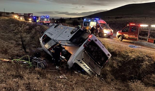 Afyonkarahisar’da yolcu otobüsü şarampole devrildi: 2 ölü, 21 yaralı