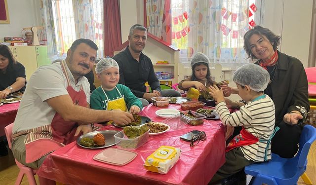 Minik eller mutfağa girdi