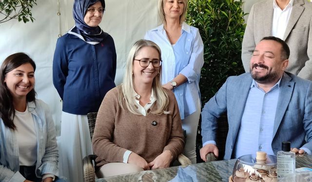 Fuarda AK Parti ve CHP Arasında Güldüren Diyalog: “En güzel başkan bizde” – “En güzel Cumhurbaşkanı da bizde”