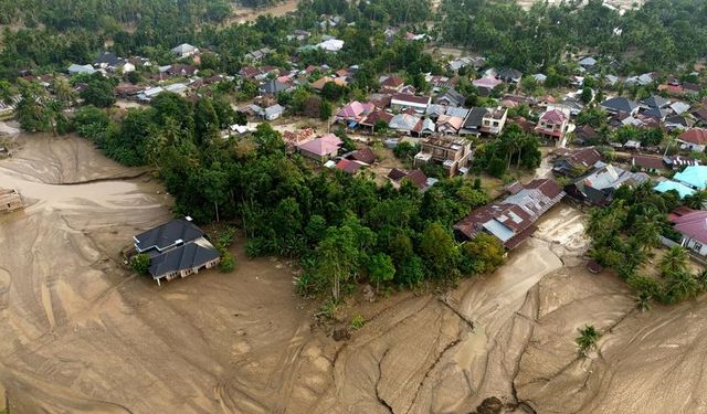 Endonezya'da can kaybı 914’e yükseldi