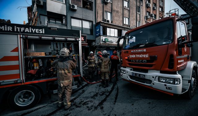 Bornova’da iş hanında korku dolu anlar: 12 kişi alevlerin arasından çıkarıldı