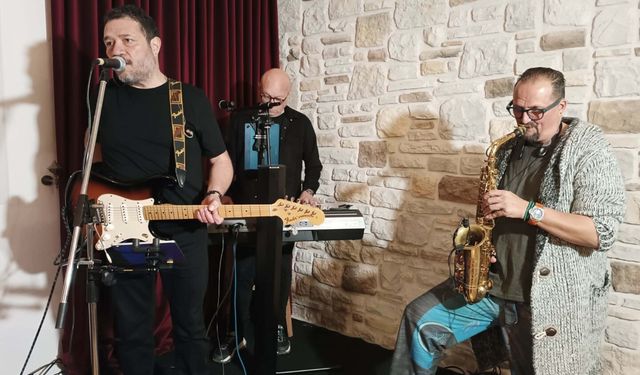 Ameliyathaneden sahneye uzanan yardım eli