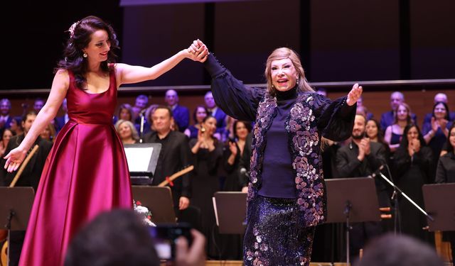 Bedia Akartürk’ten Büyükşehir korosuna yeni yıl sürprizi