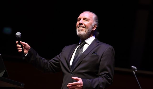 Fatih Erkoç söyledi, İzmirliler hep bir ağızdan eşlik etti