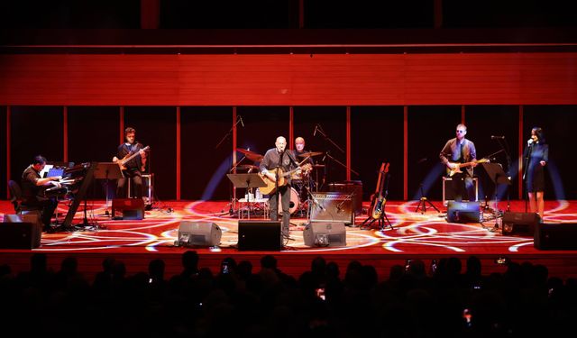 AASSM’de yeni yıl coşkusu: Fuat Güner sahnedeydi
