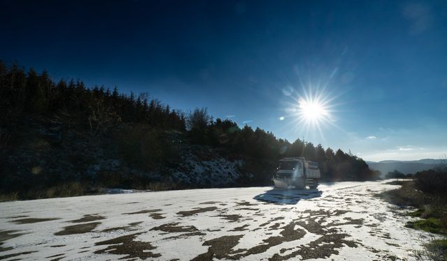 İzmir’in zirvelerinde beyaz alarm: Kar savaşçıları yolları açık tutmak için seferber oldu