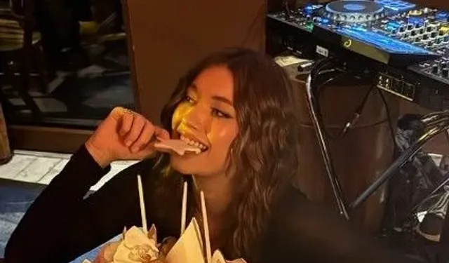 Afra Saraçoğlu yeni yaşını yakın arkadaşlarıyla kutladı