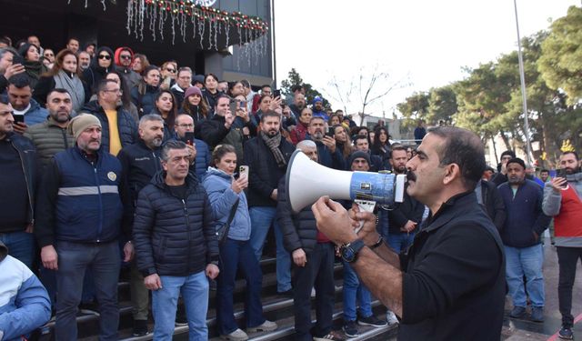 Buca’da yeni yıl öncesi maaş krizi: Çöpler sokakta kalacak, işçi meydanda sabahlayacak