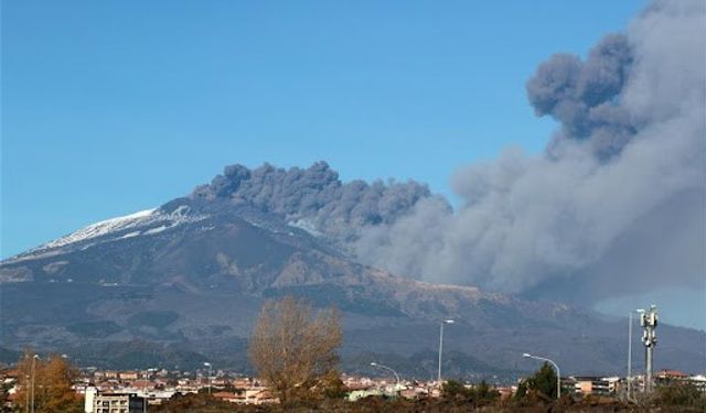 Etna yeniden uyandı: Kül ve lav bulutları Sicilya semalarında