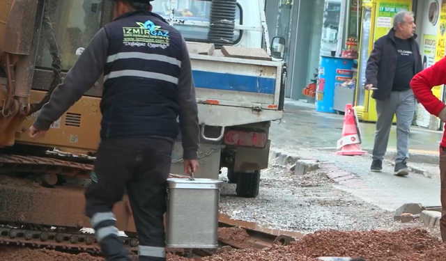 Alsancak’ta korku dolu anlar: Altyapı kazısı gaz sızıntısına yol açtı