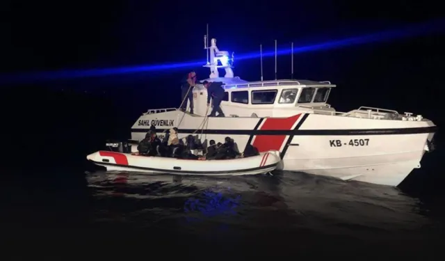 İzmir açıklarında 99 düzensiz göçmen yakalandı