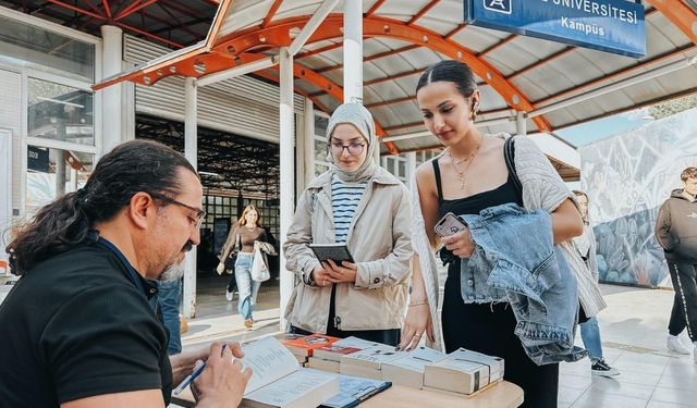 Kitap kurtları İzmir kütüphanelerine akın etti: Okuma ve etkinliklerde büyük ilgi