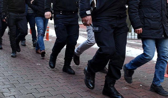 İzmir’de uyuşturucu operasyonu: Baba ve oğul suçüstü yakalandı