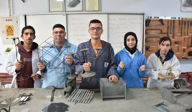Metal, özel öğrencilerin ellerinde şekilleniyor