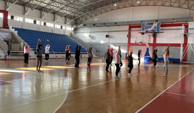 Narlıdere’de kadınlar sağlıklı yaşama aerobik ile adım atıyor