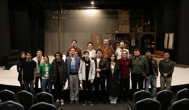 İzmir Şehir Tiyatroları’nda gençlik aşısı: Tıp öğrencileri ve sanatçılar ‘Yolcu’ durağında buluştu